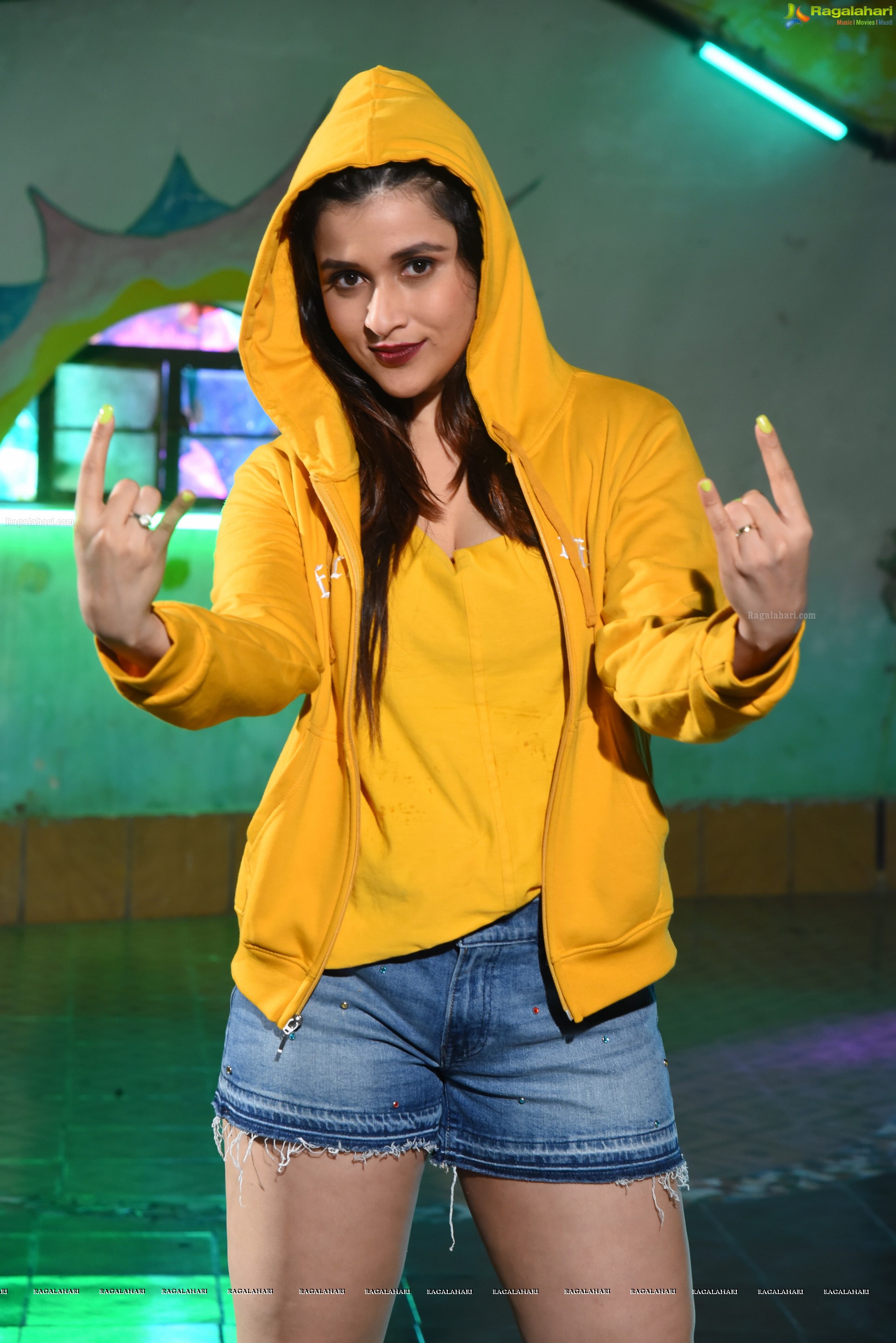 Mannara Chopra at Hi 5 Movie Sets