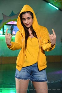 Mannara Chopra in Hi 5 Movie