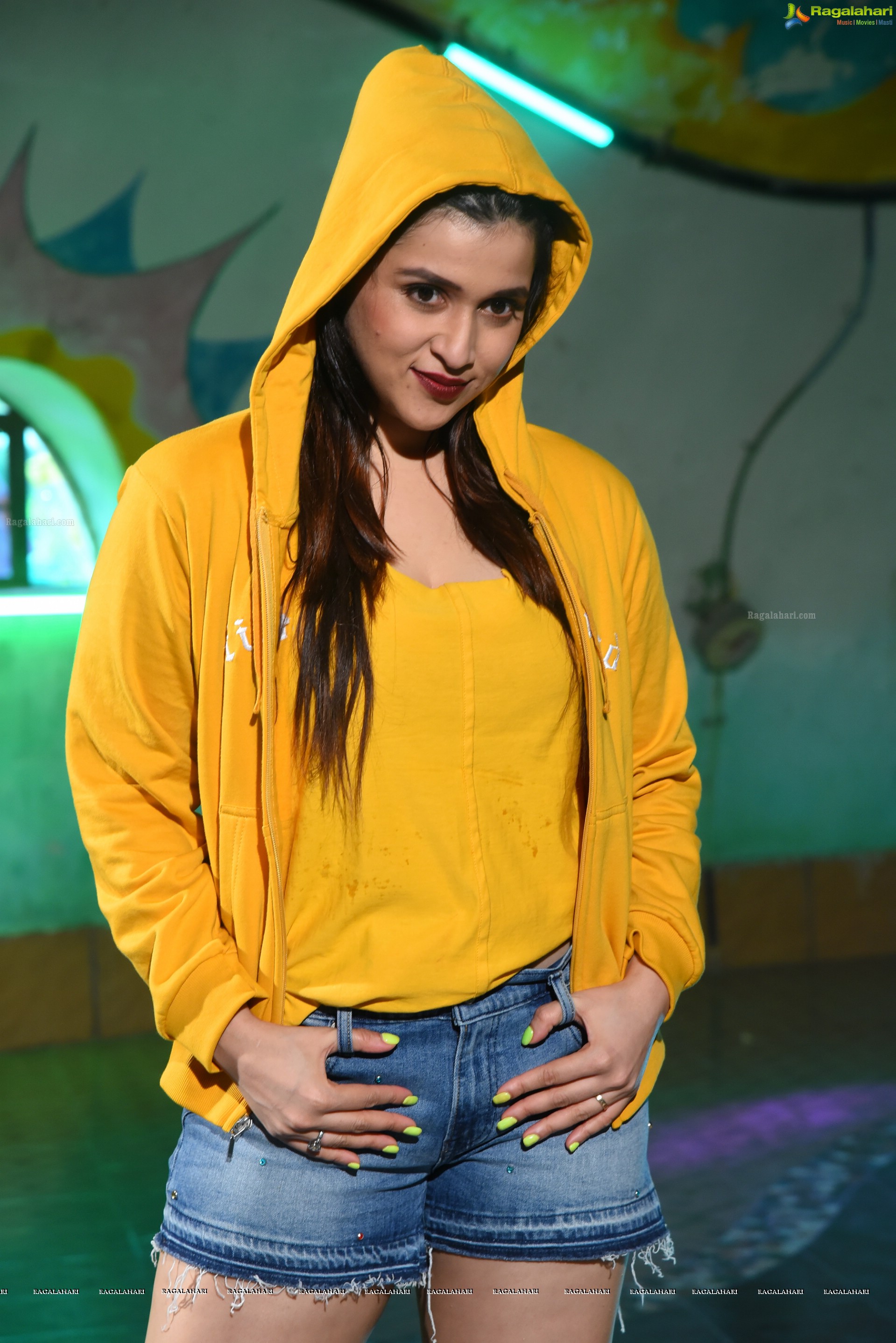 Mannara Chopra at Hi 5 Movie Sets