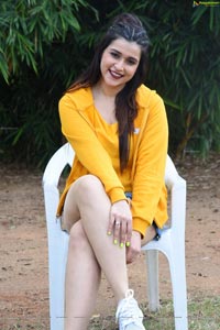 Mannara Chopra in Hi 5 Movie