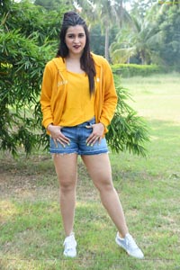 Mannara Chopra in Hi 5 Movie