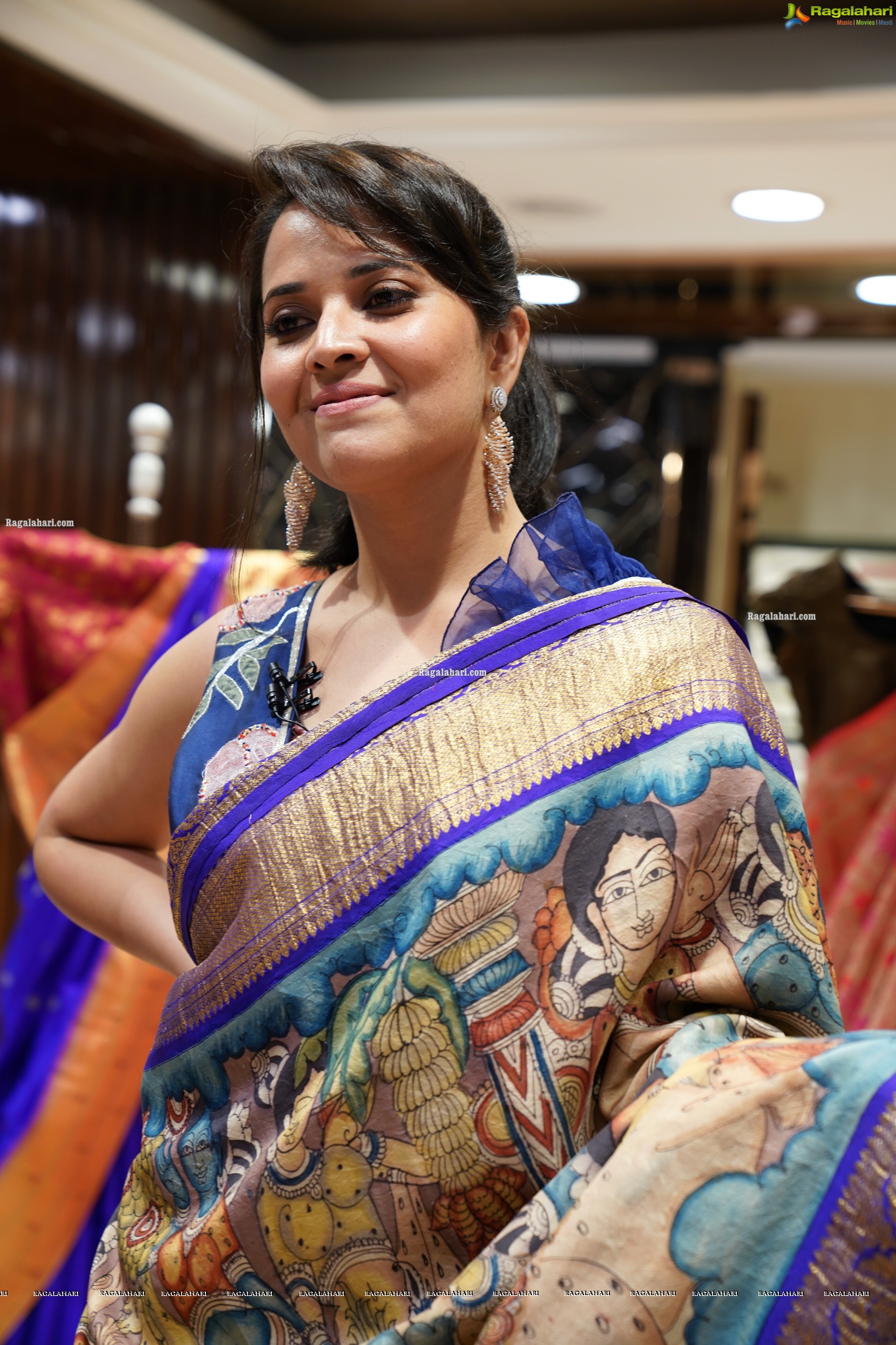 Anasuya Bharadwaj Showcases a Collection at Brand Mandir, HD Gallery