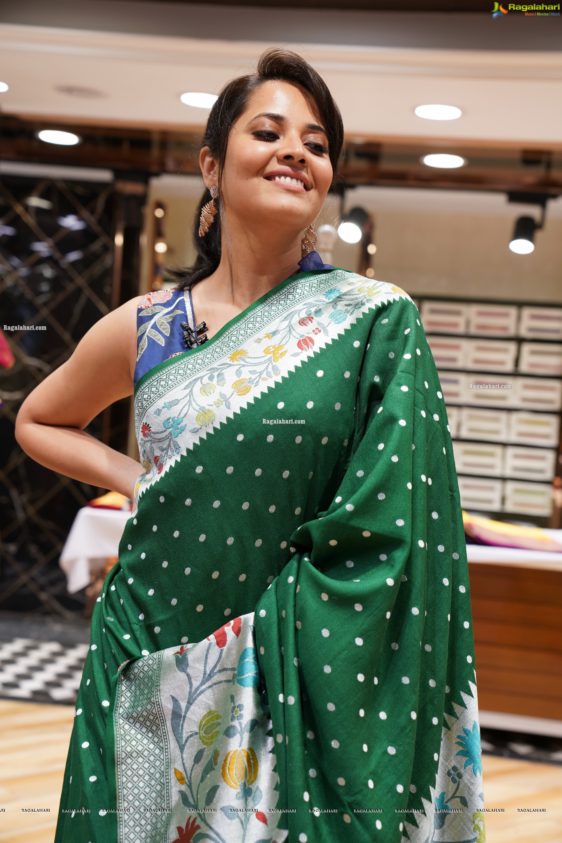 Anasuya Bharadwaj Showcases a Collection at Brand Mandir, HD Gallery