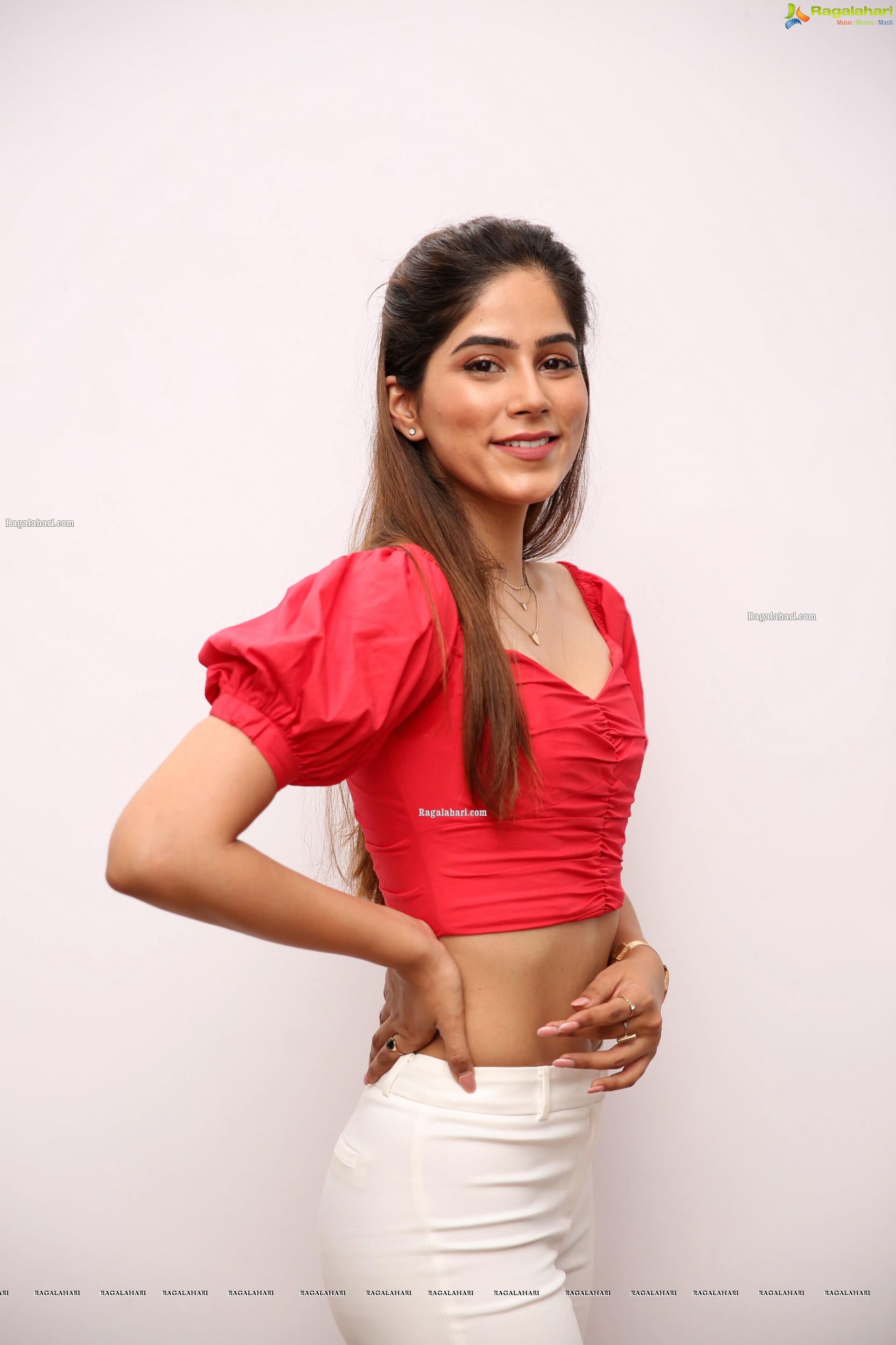 Nikita Tanwani at Sutraa Grand Curtain Raiser & Fashion Showcase, HD Gallery