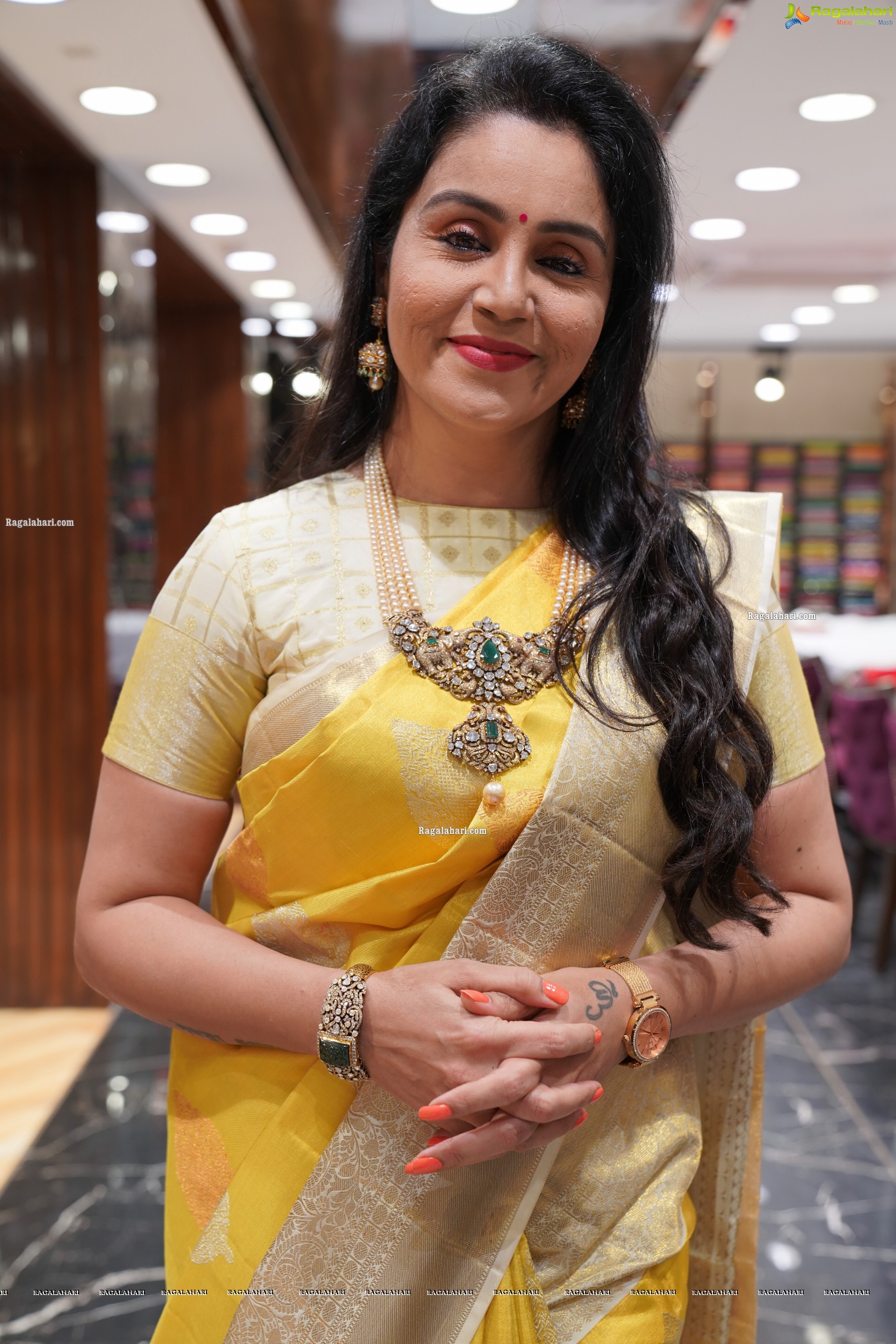 RJ Bhargavi Showcases a Collection at Brand Mandir, HD Gallery