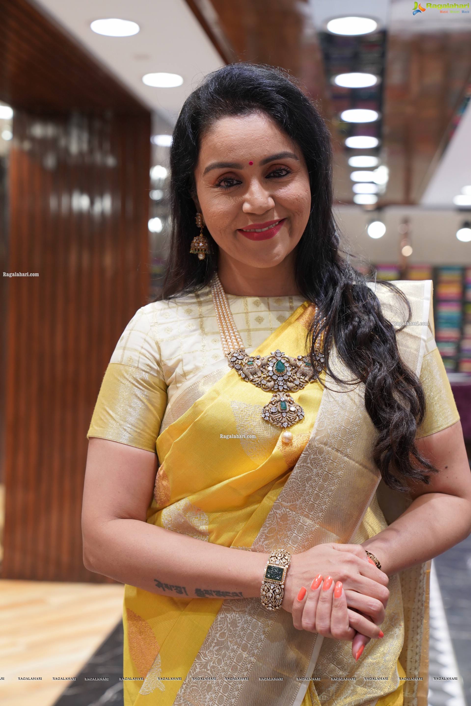 RJ Bhargavi Showcases a Collection at Brand Mandir, HD Gallery