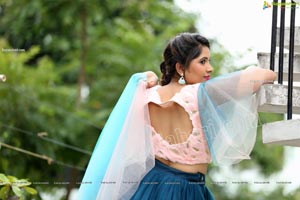 VJ Jaanu in Bell Sleeves Pink Crop Top