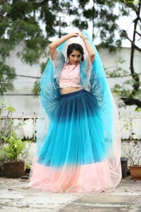 VJ Jaanu in Bell Sleeves Pink Crop Top