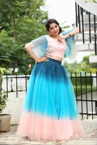 VJ Jaanu in Bell Sleeves Pink Crop Top