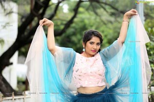 VJ Jaanu in Bell Sleeves Pink Crop Top