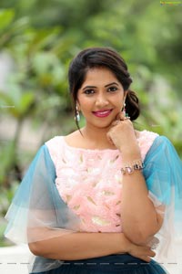 VJ Jaanu in Bell Sleeves Pink Crop Top