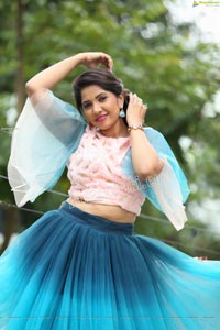 VJ Jaanu in Bell Sleeves Pink Crop Top