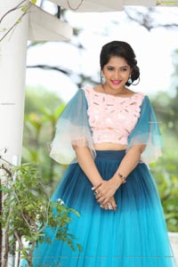 VJ Jaanu in Bell Sleeves Pink Crop Top