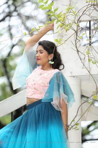 VJ Jaanu in Bell Sleeves Pink Crop Top