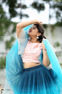 VJ Jaanu in Bell Sleeves Pink Crop Top