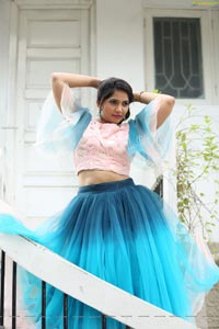 VJ Jaanu in Bell Sleeves Pink Crop Top