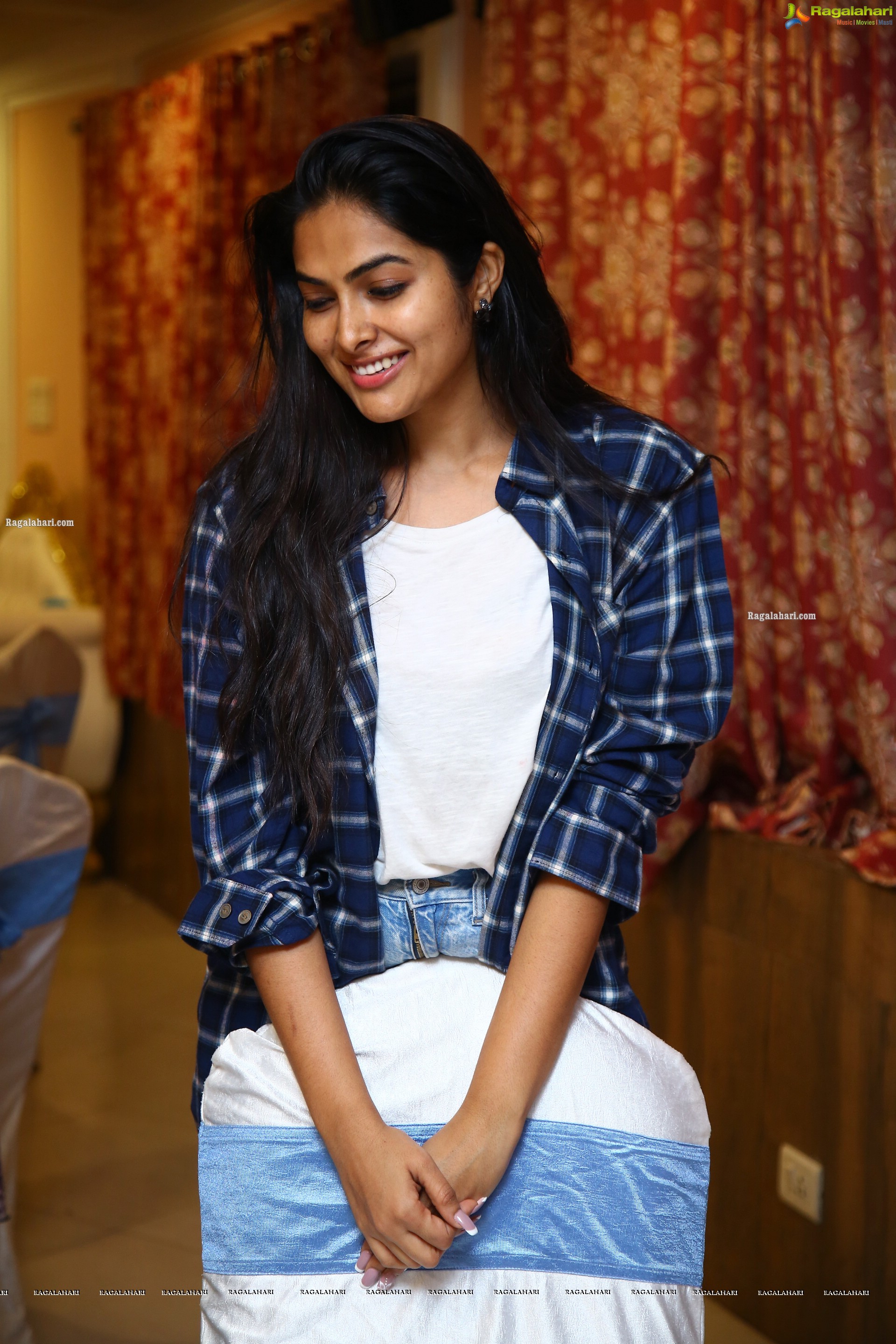 Divi Vadthya at Santosham-Suman TV South Indian Film Awards 2021 Curtain Raiser, HD Photo Gallery