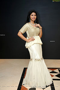 Divya Narne Poses With Jewellery