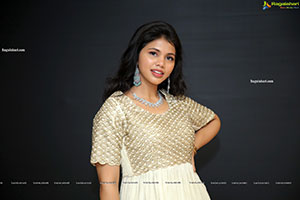 Divya Narne Poses With Jewellery