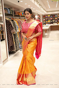 Rittika Chakraborty Looks Sheer Elegant in Silk Saree