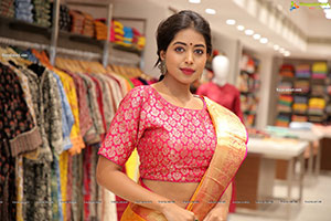 Rittika Chakraborty Looks Sheer Elegant in Silk Saree