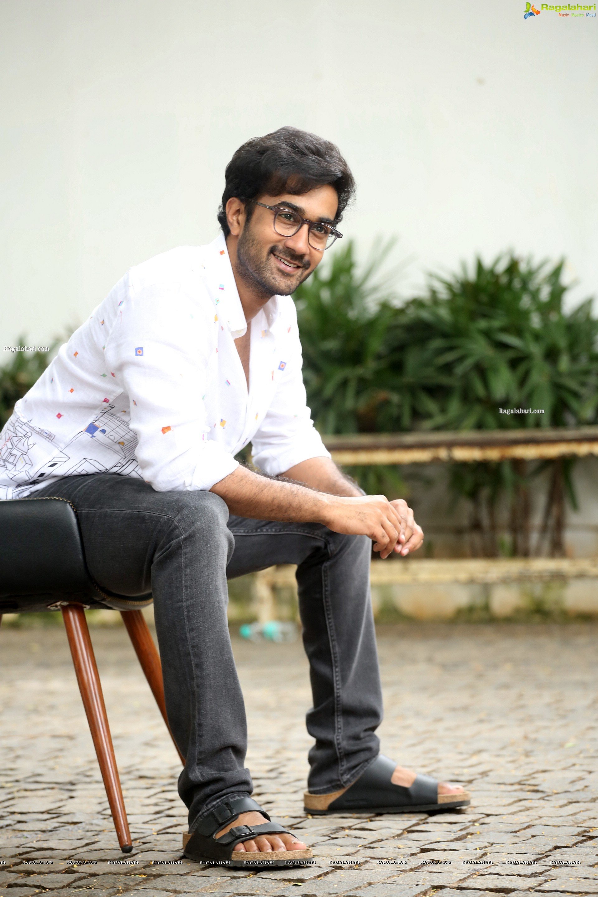Santosh Sobhan at Manchi Rojulochaie Movie Interview, HD Photo Gallery