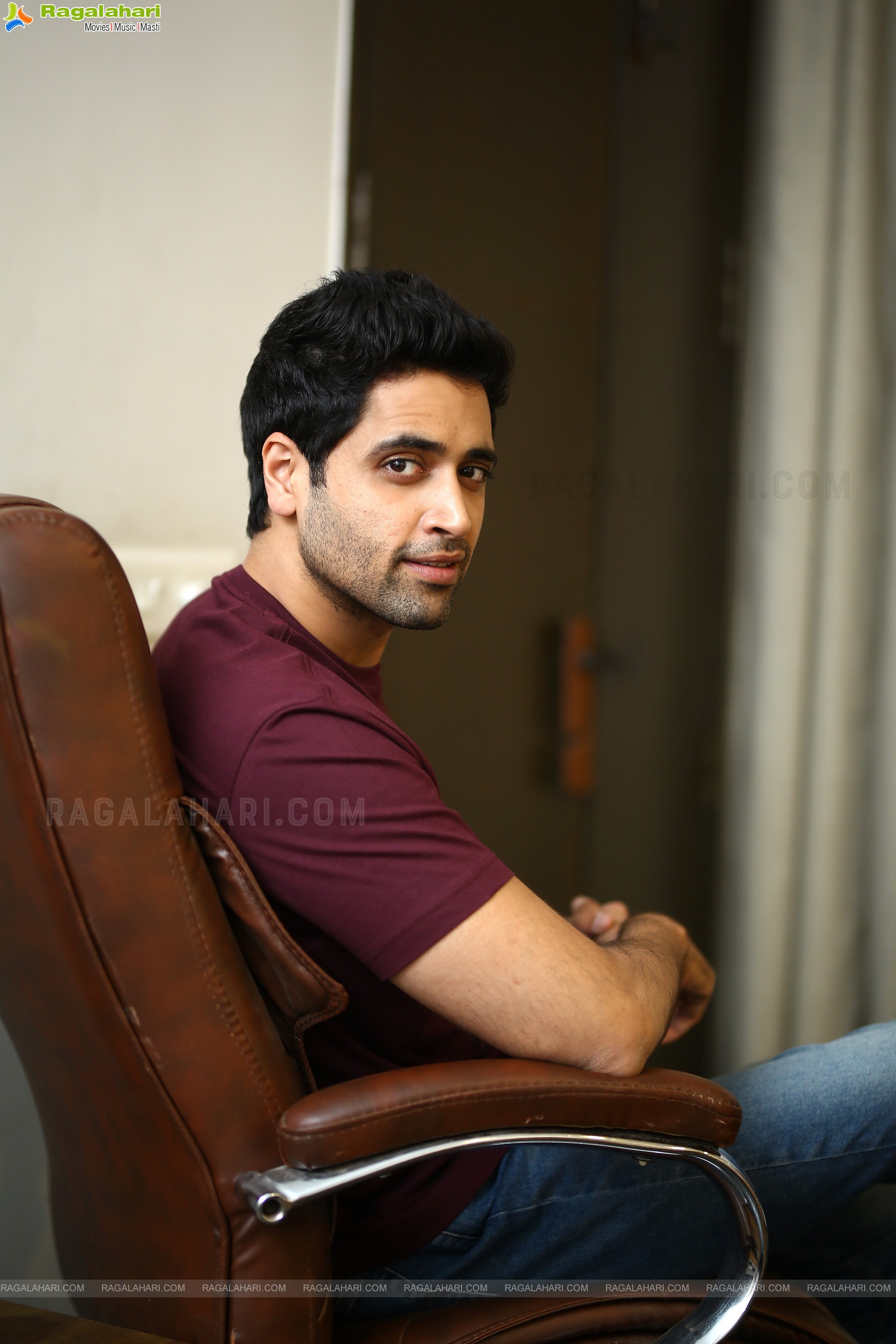 Adivi Sesh at Hit The 2nd Case Movie Interview, HD Stills