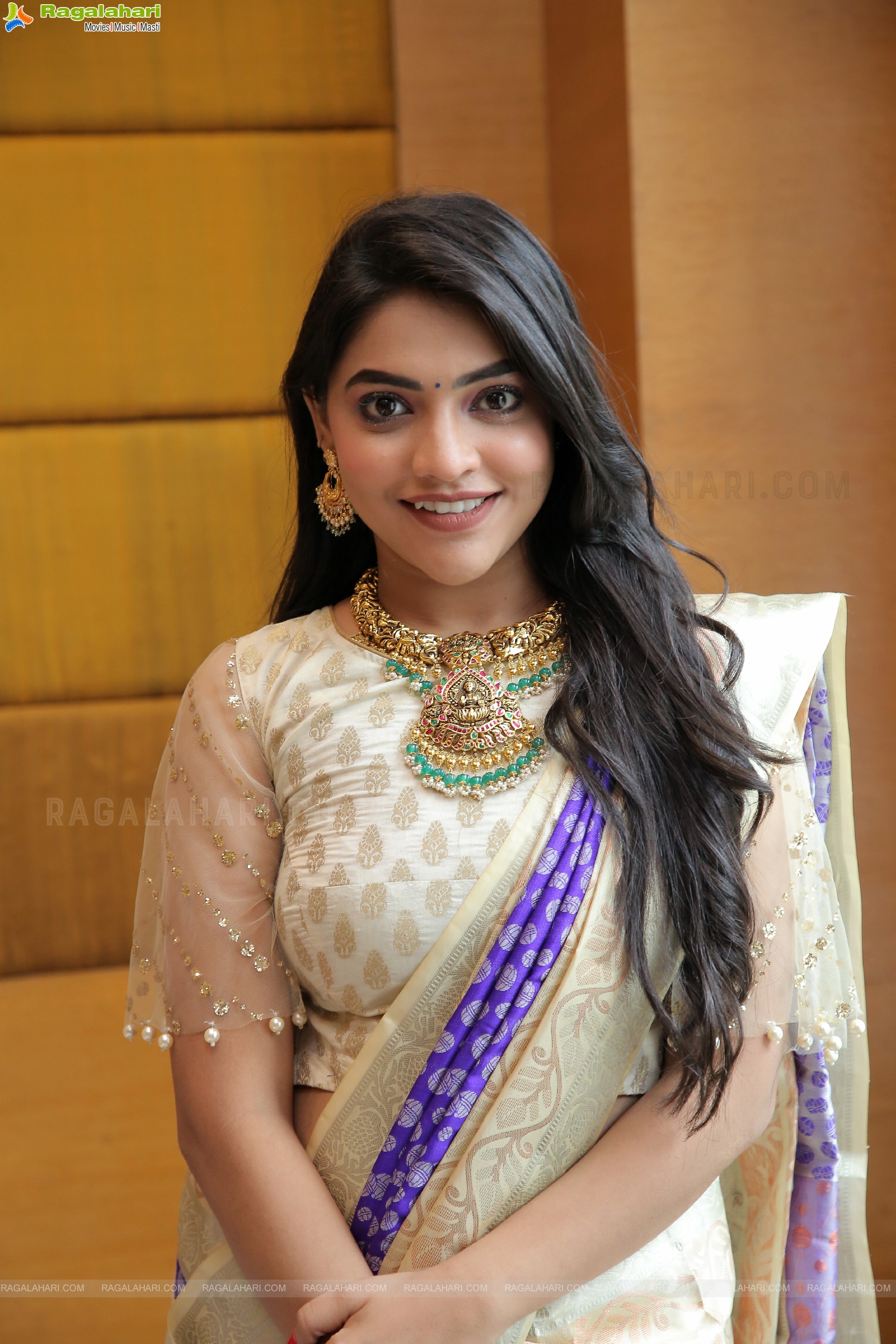 Ishwarya Vullingala Latest Photoshoot, HD Photo Gallery