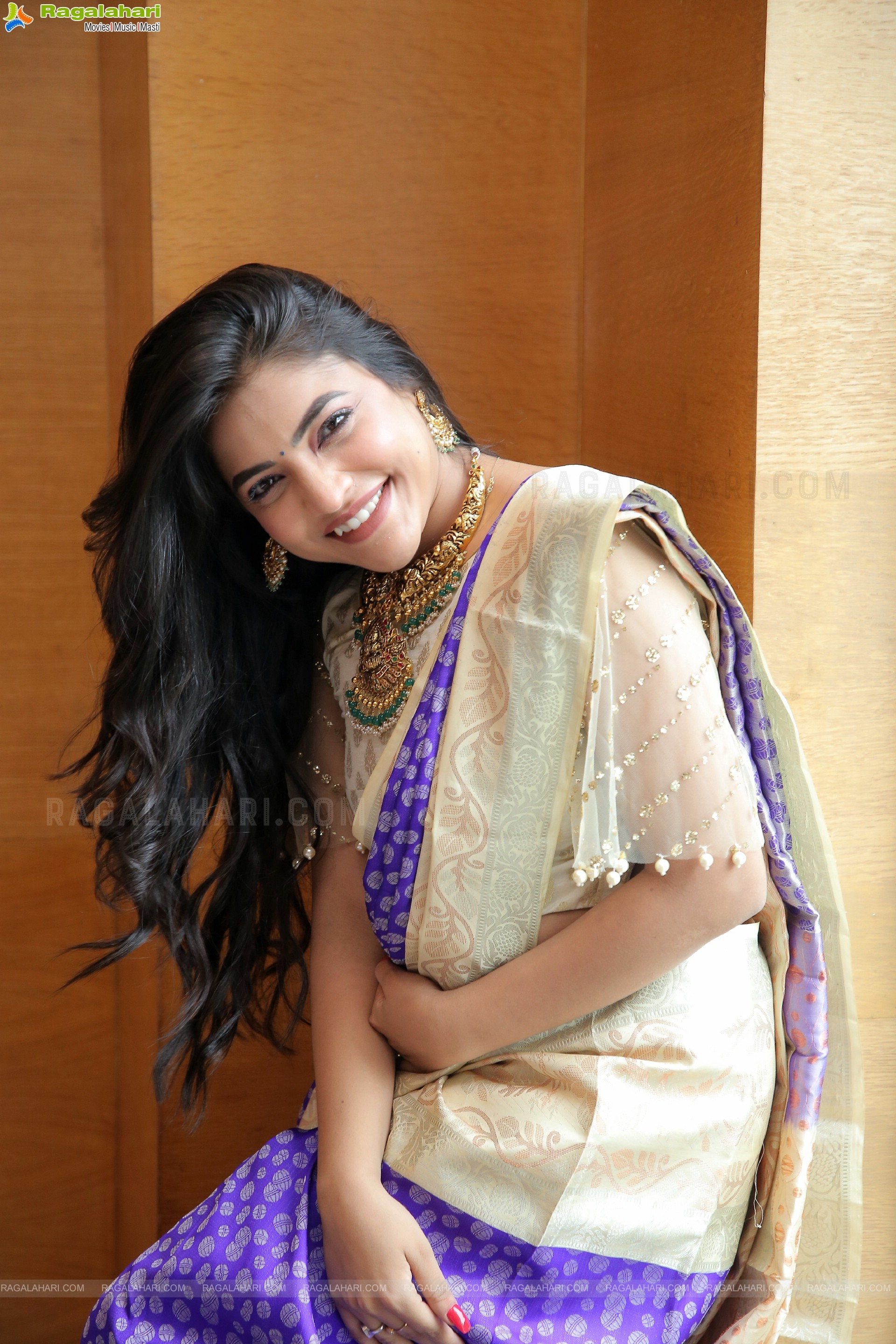 Ishwarya Vullingala Latest Photoshoot, HD Photo Gallery