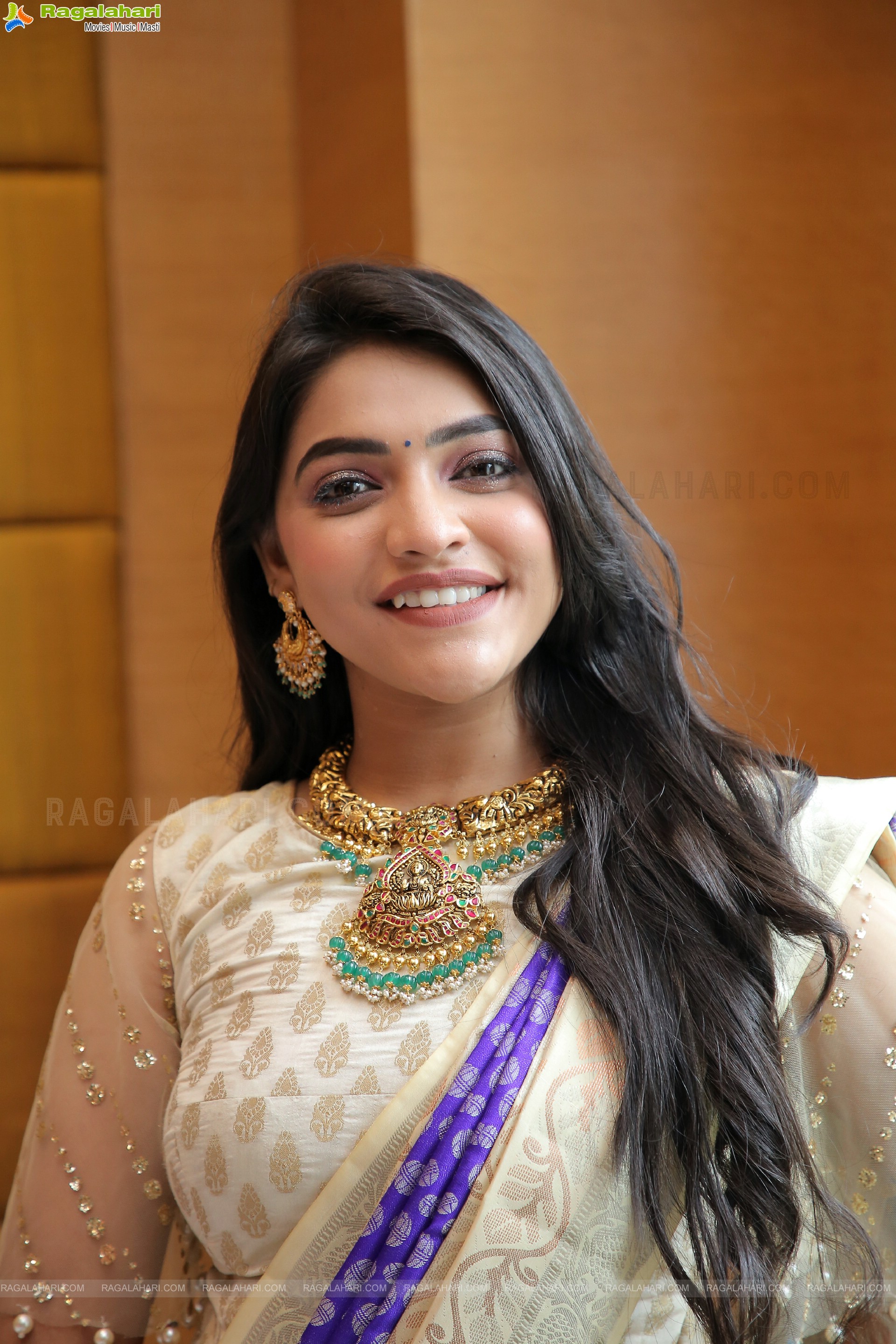 Ishwarya Vullingala Latest Photoshoot, HD Photo Gallery