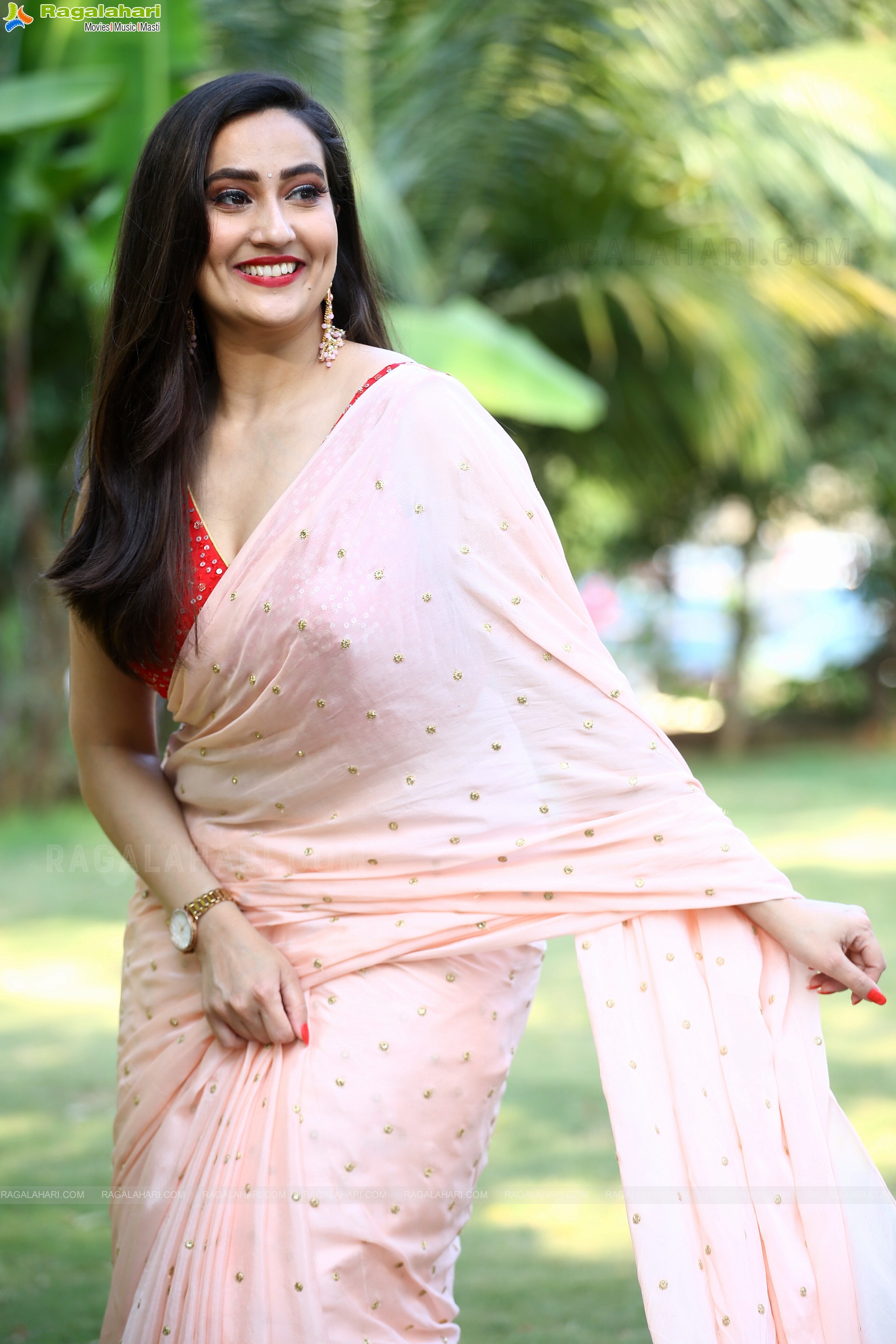 Anchor Manjusha Beautiful Stills in Light Peach Saree, HD Photo Gallery