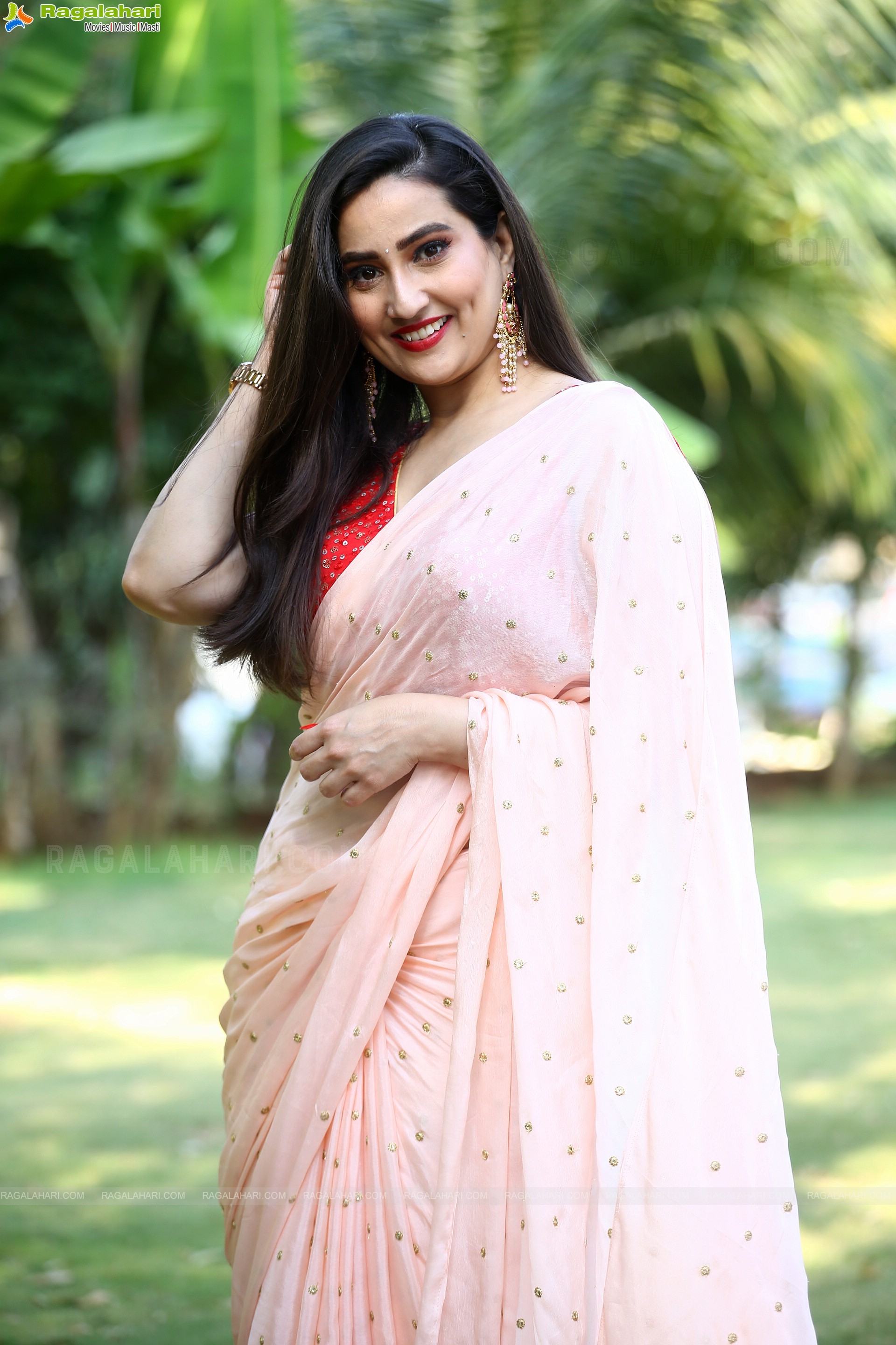 Anchor Manjusha Beautiful Stills in Light Peach Saree, HD Photo Gallery