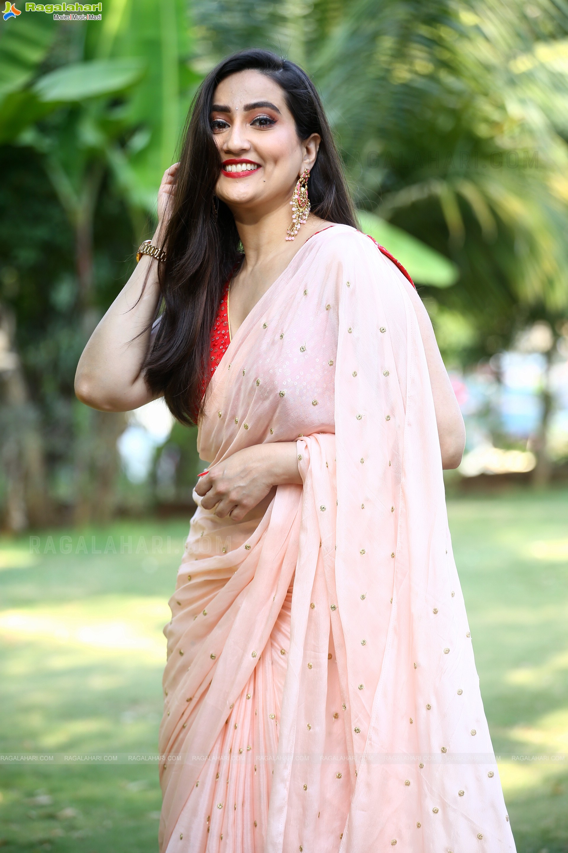 Anchor Manjusha Beautiful Stills in Light Peach Saree, HD Photo Gallery