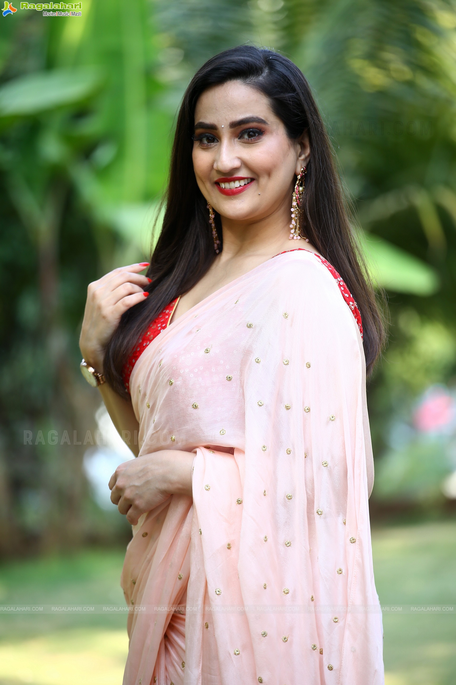 Anchor Manjusha Beautiful Stills in Light Peach Saree, HD Photo Gallery