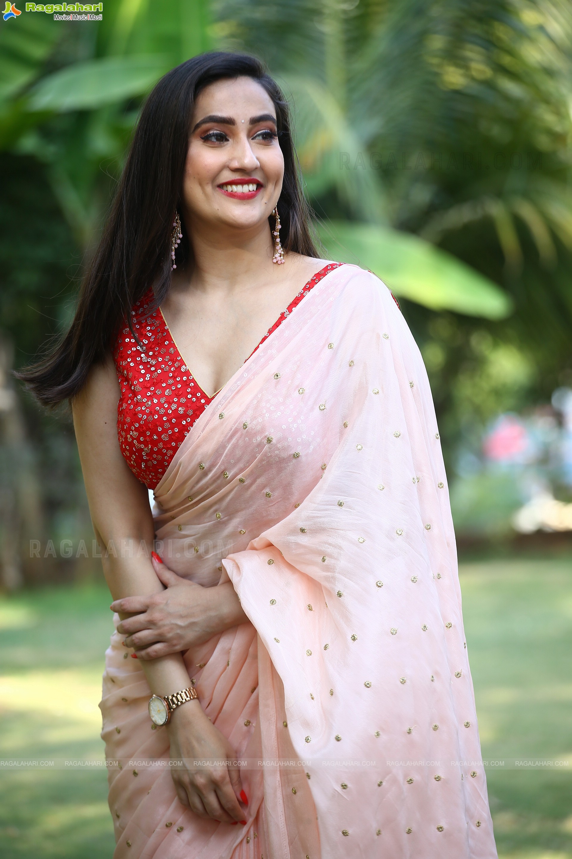 Anchor Manjusha Beautiful Stills in Light Peach Saree, HD Photo Gallery