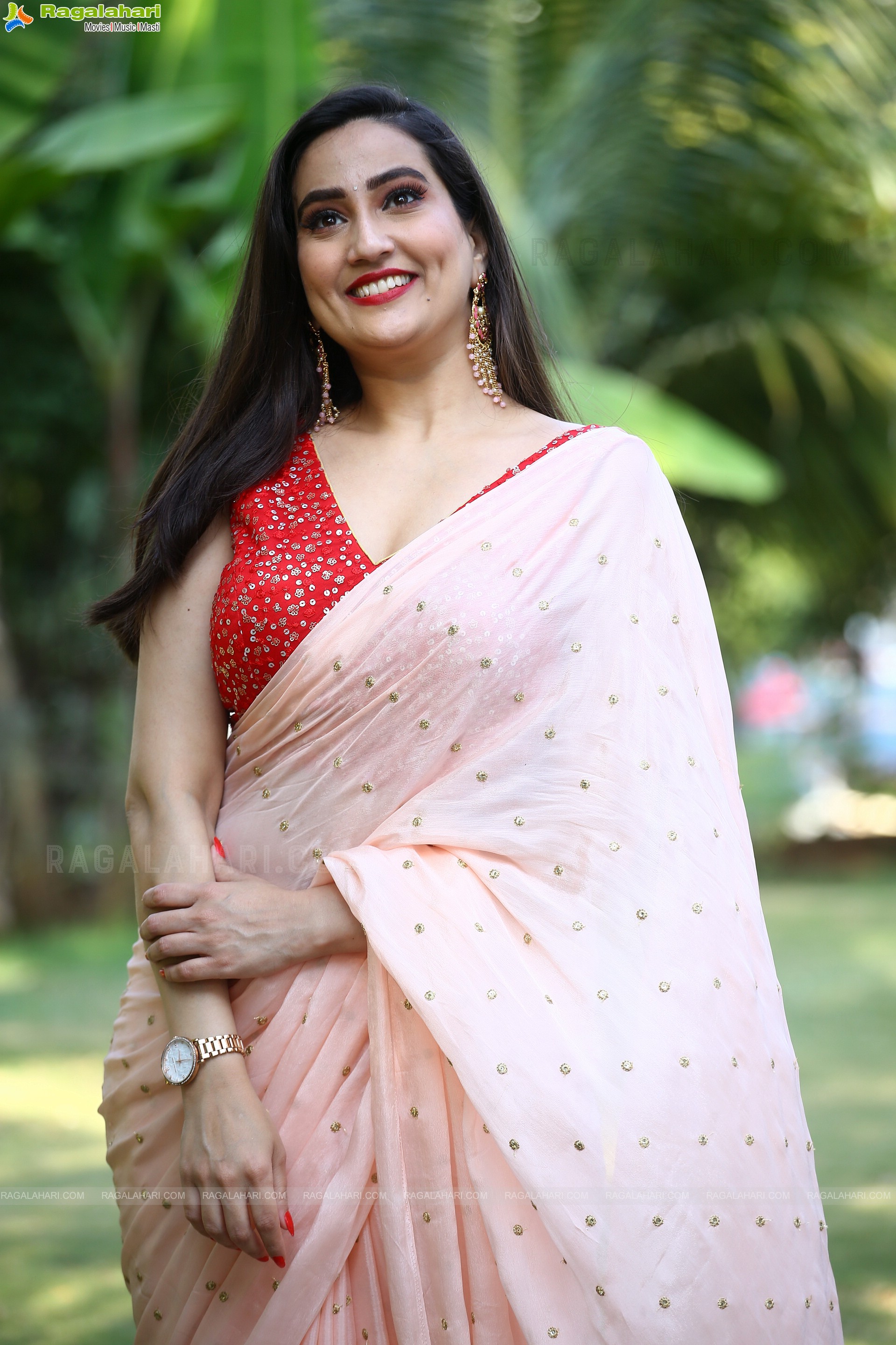 Anchor Manjusha Beautiful Stills in Light Peach Saree, HD Photo Gallery