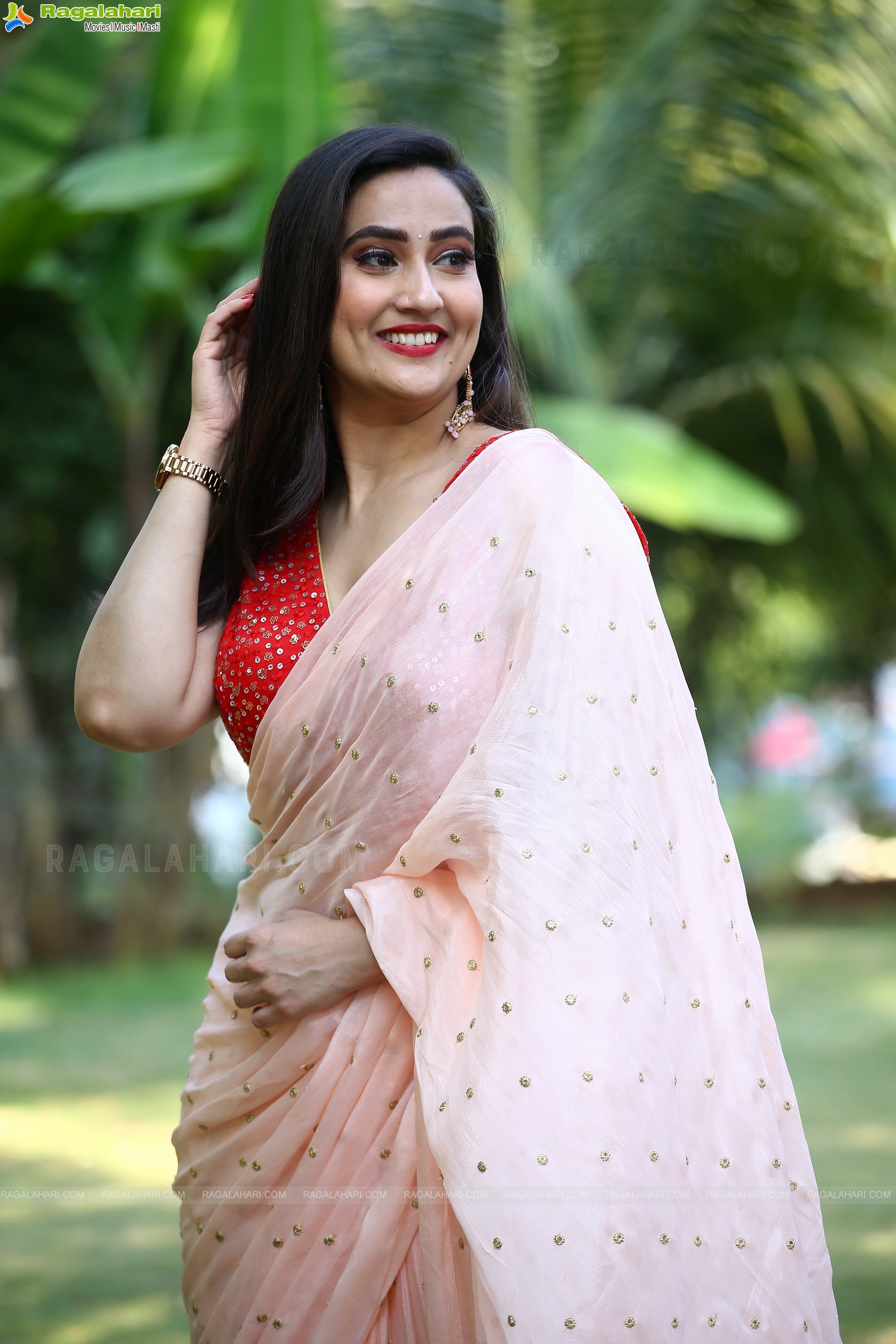 Anchor Manjusha Beautiful Stills in Light Peach Saree, HD Photo Gallery