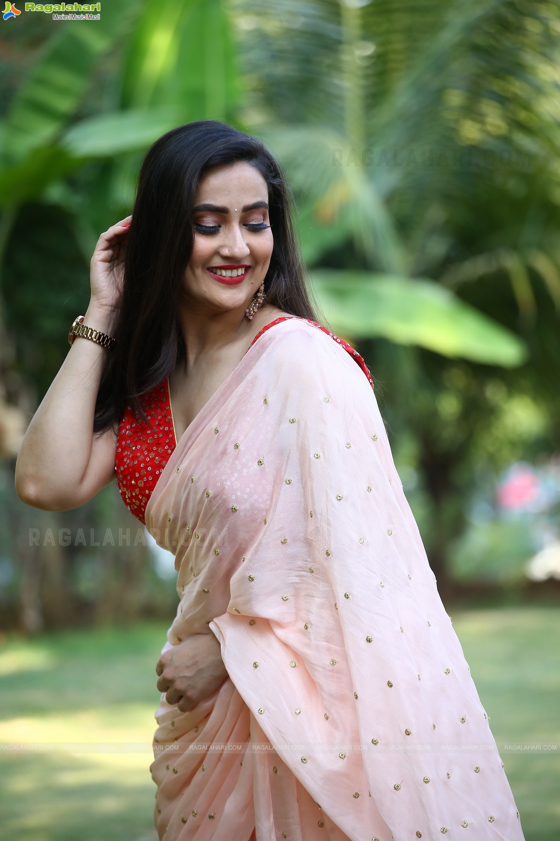 Anchor Manjusha Beautiful Stills in Light Peach Saree, HD Photo Gallery