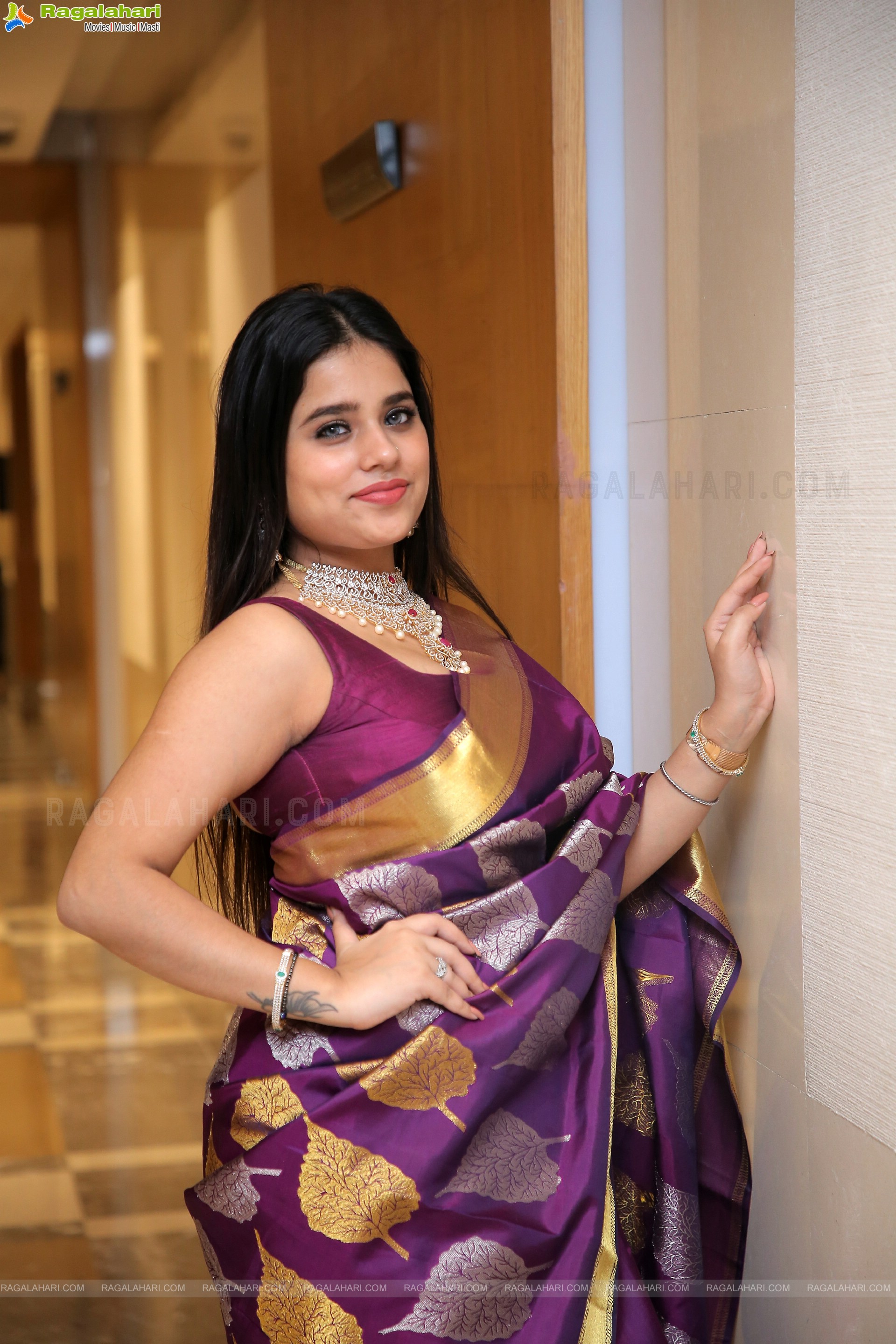 Meenal Juneja Poses With Jewellery, HD Photo Gallery