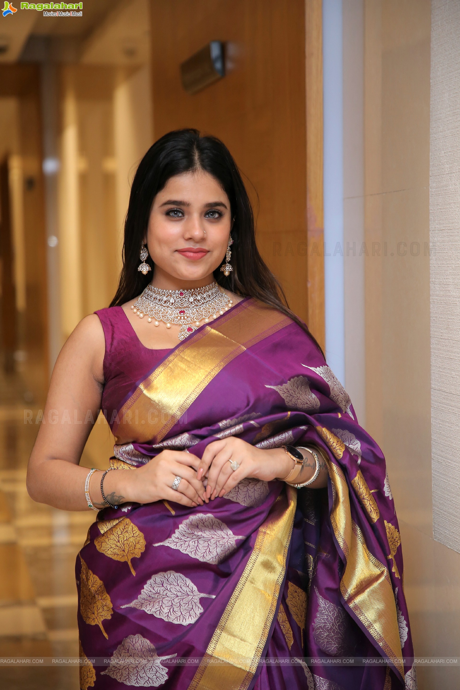 Meenal Juneja Poses With Jewellery, HD Photo Gallery