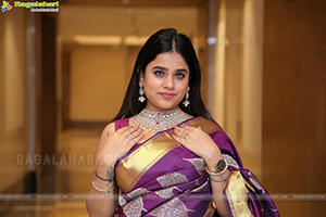 Meenal Juneja Poses With Jewellery