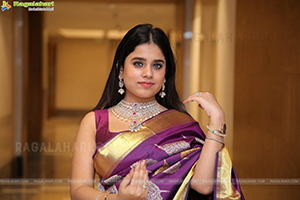 Meenal Juneja Poses With Jewellery