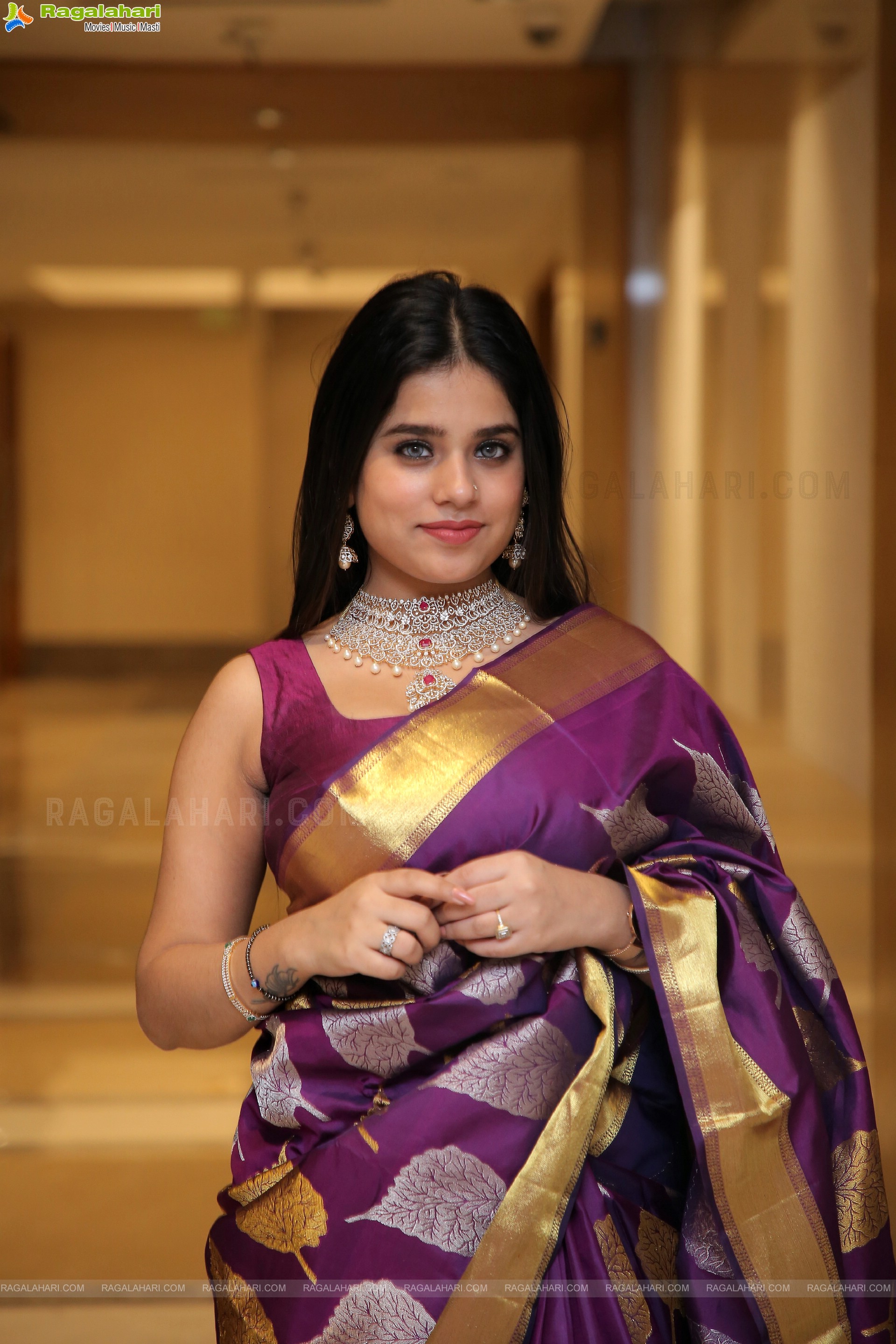 Meenal Juneja Poses With Jewellery, HD Photo Gallery