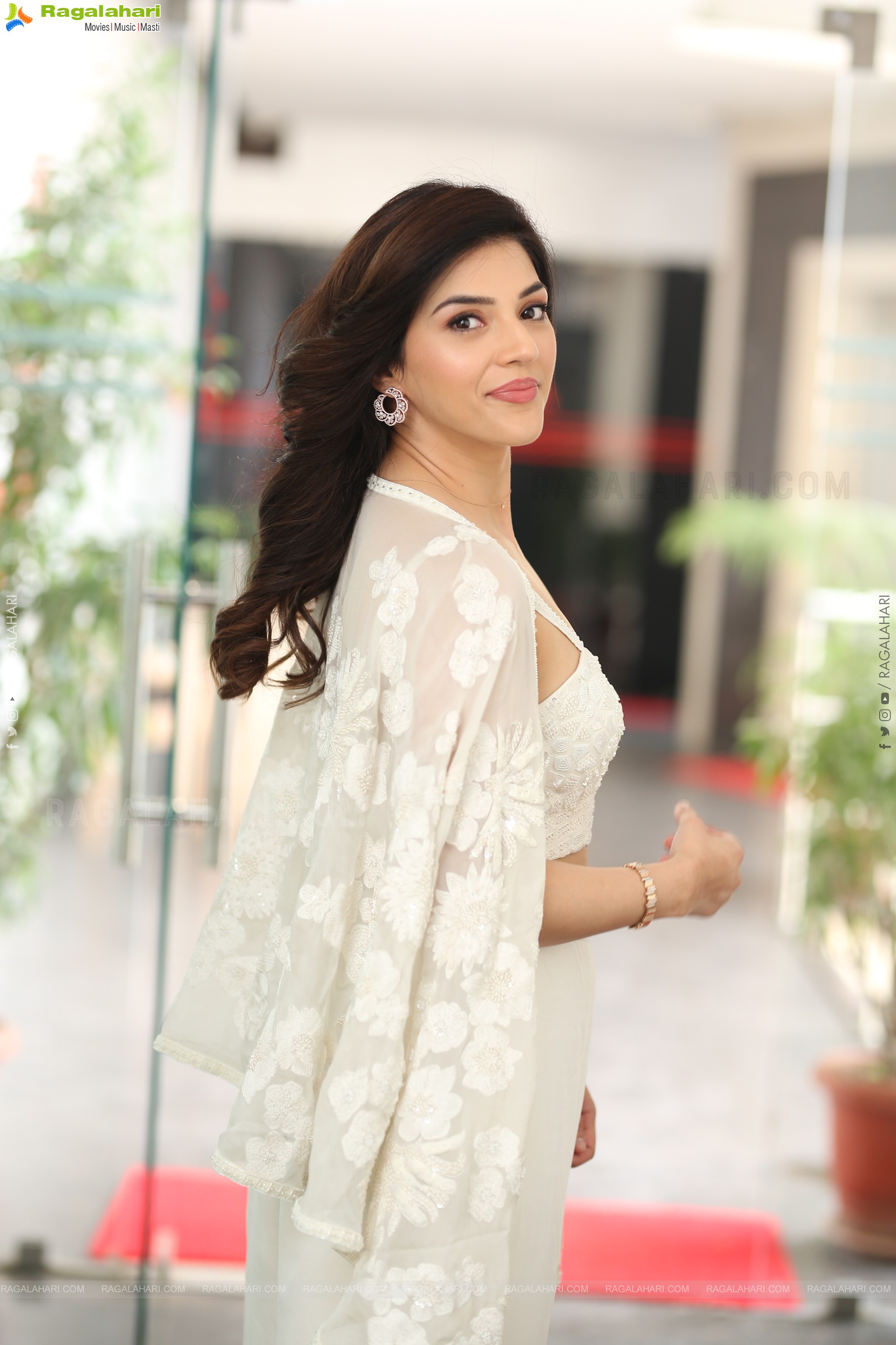 Mehreen Pirzada Latest Stills, HD Gallery