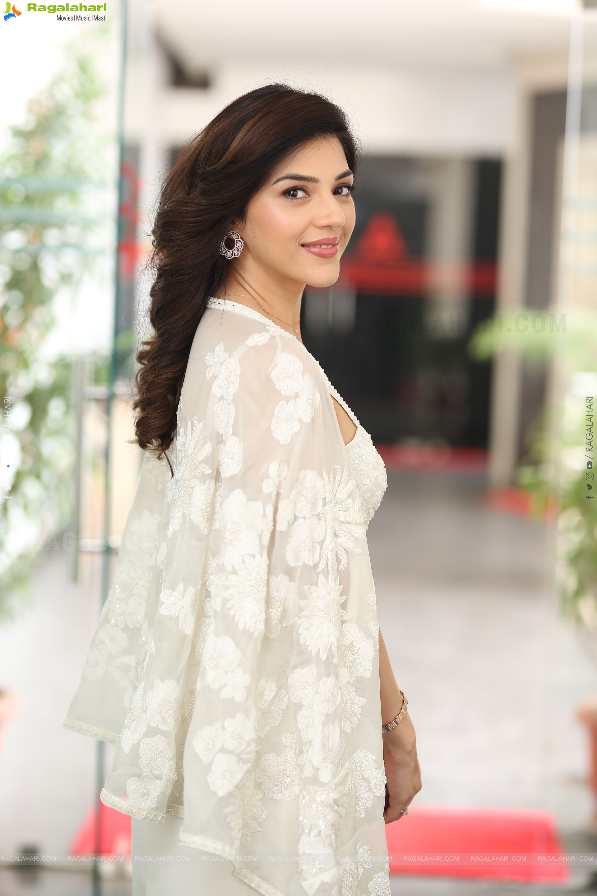 Mehreen Pirzada Latest Stills, HD Gallery