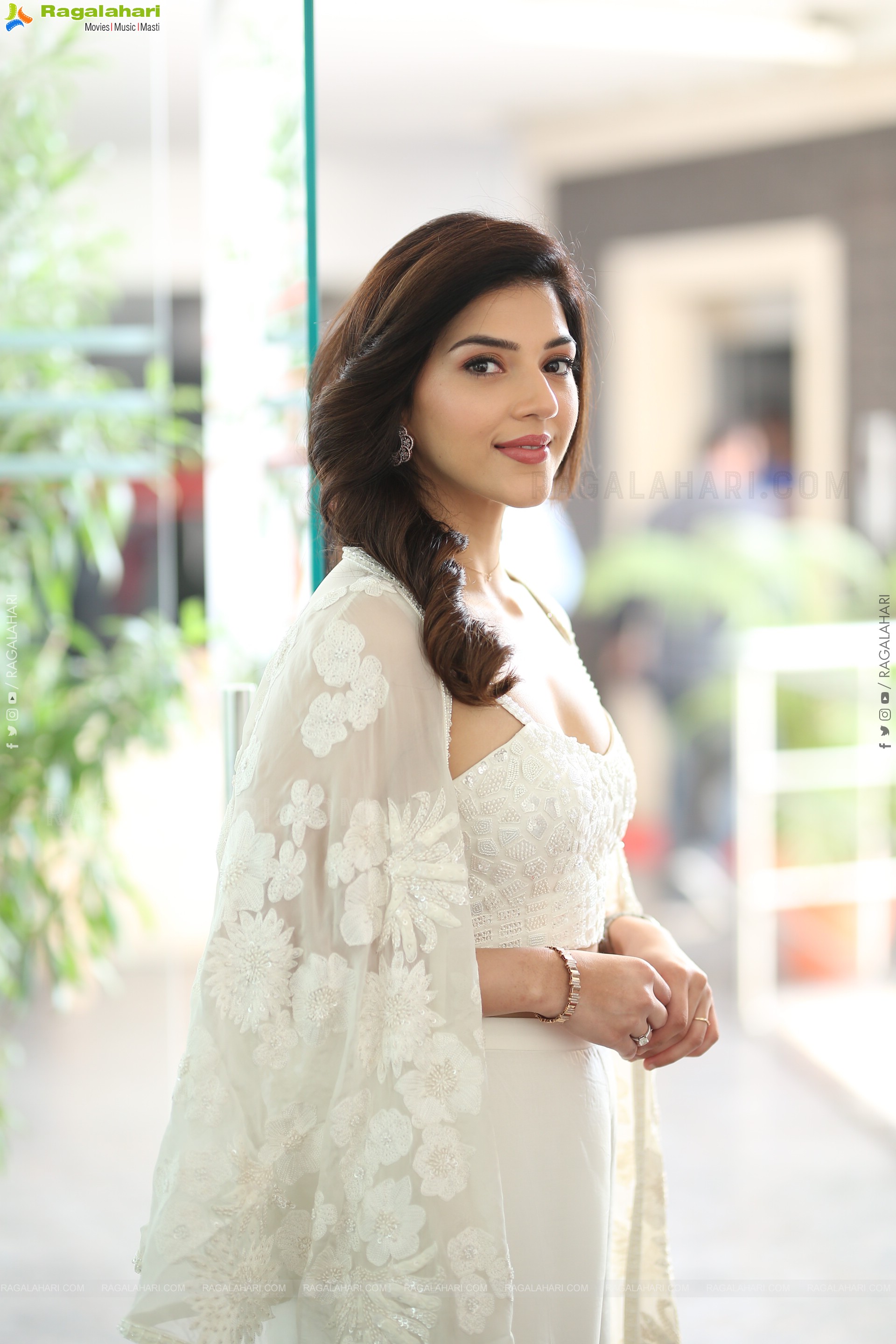 Mehreen Pirzada Latest Stills, HD Gallery