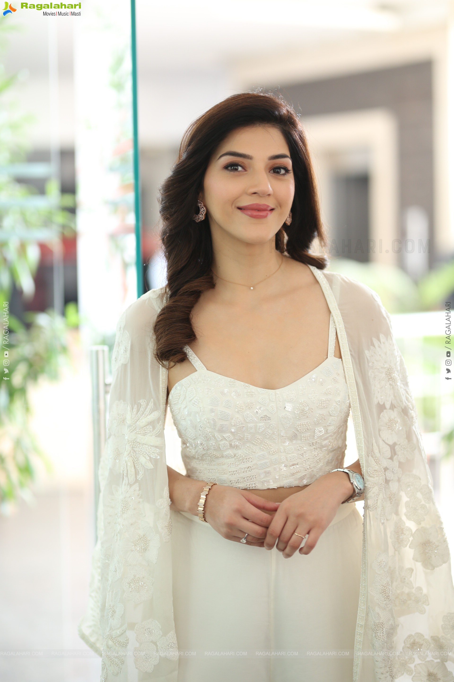 Mehreen Pirzada Latest Stills, HD Gallery