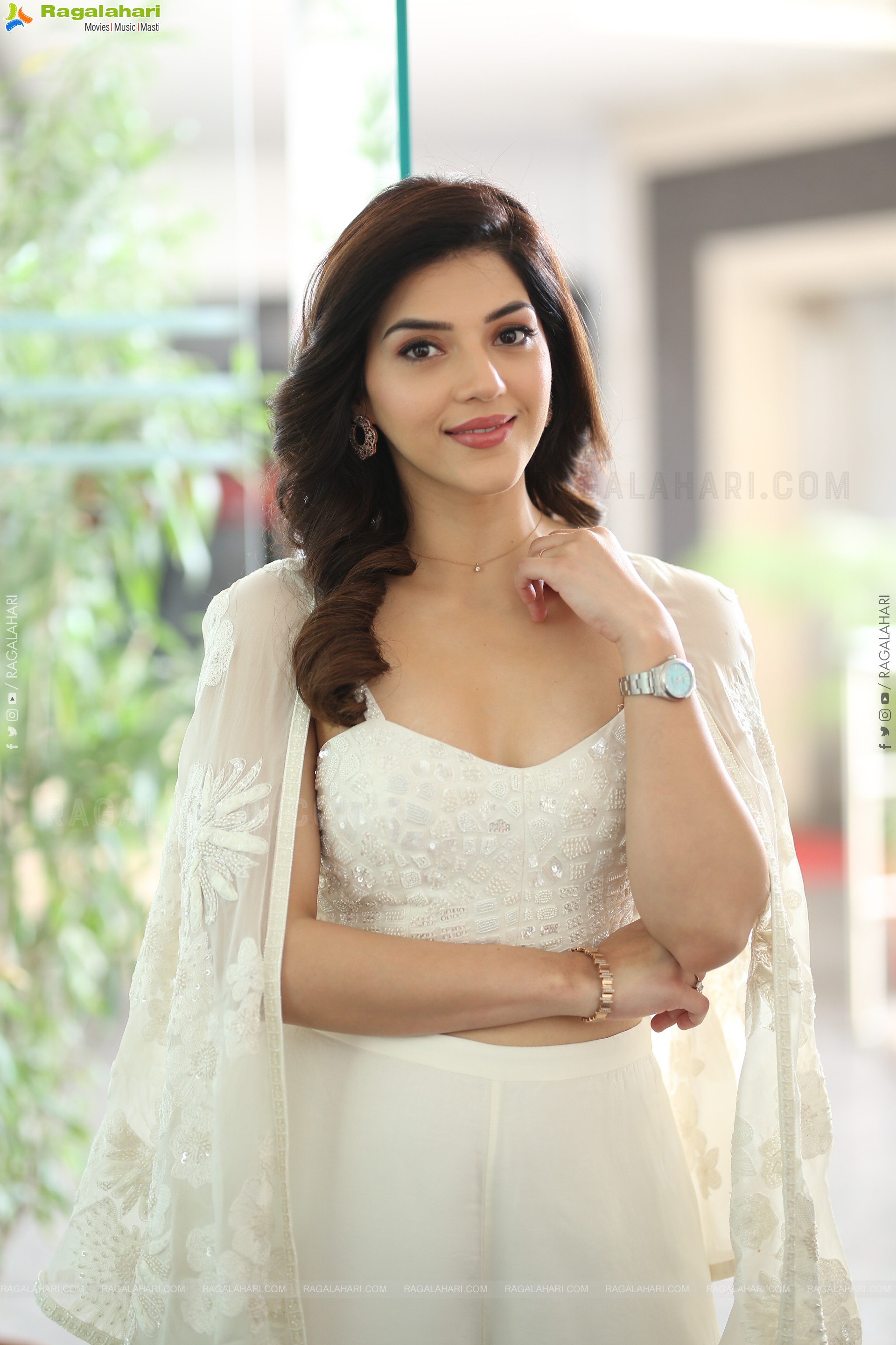 Mehreen Pirzada Latest Stills, HD Gallery