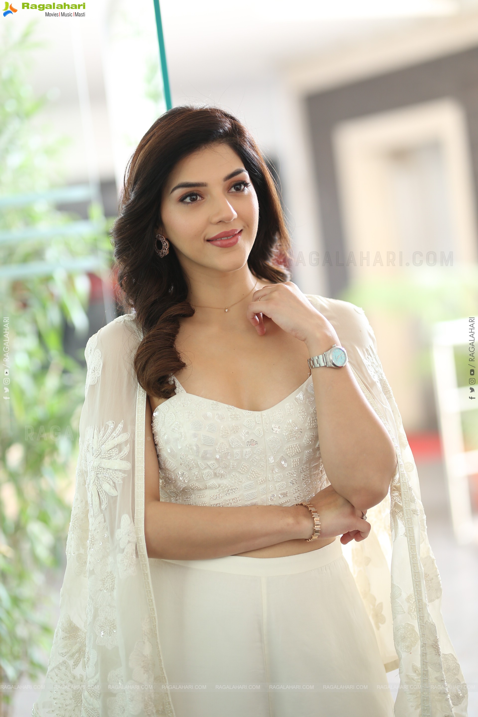 Mehreen Pirzada Latest Stills, HD Gallery