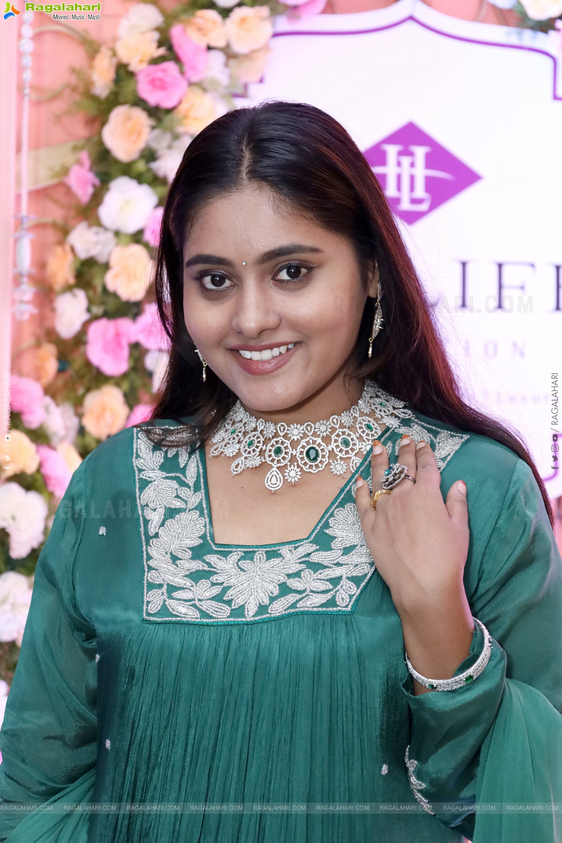 Bindhu Krishna Latest HD Stills, Photo Gallery